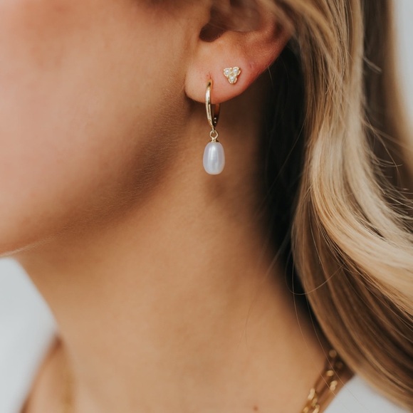 Elegant Gold and White Pearl Earrings - Picture 3 of 3